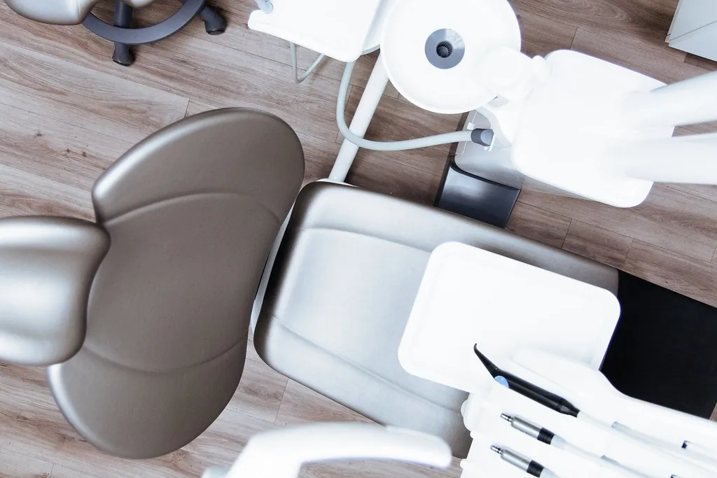 Sillón dental e instrumental del box de atención